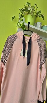 Elegantní mikinové šaty s ozdobnou síťovinou s kamínky - 9