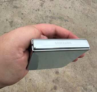 Samsung galaxy Z flip5 - 9