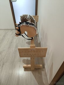 Dřevěný stojan (stáj) na Hobby horse - pro 7 koníků - 9