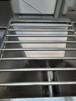 Mlýnek na maso JR 100 Řeznický vlček, Řezačka masa JR 100 - 9