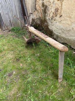 Staré pluhy a obracáky za koně vhodné i jako dekorace - 9