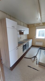 Obytný modul s kuchyní a se sprchama / 10m délky - 9
