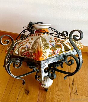 Starý mohutný kovaný lustr s porcelánem - 9