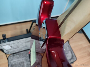 Americký profesionál Fender Stratocaster v autě - 9