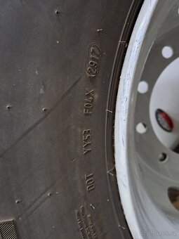 2 vodicí kola 295/80 R 22,5" - 9
