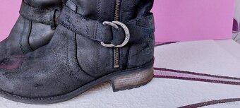 KOŽENÉ KOZAČKY S ROZŠIŘUJÍCÍM LEMEM - UGG - vel. 39 - 9