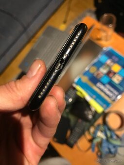 Iphone SE 2020, 64 GB, baterie 75%, praskliny skla displeje - 9