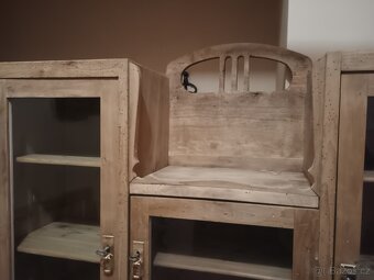 stará dubová kredenc 187 - 9