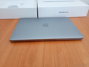 Macbook Air 13 palců M1 chip 8 GB RAM 256 SSD 200 cyklů - 9