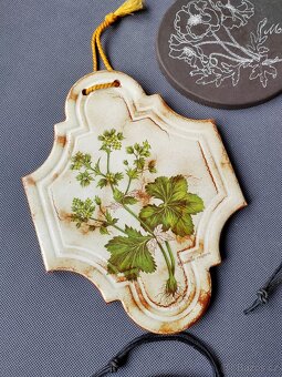 Sada keramických dekorativních plaket s rostlinným motivem - 9