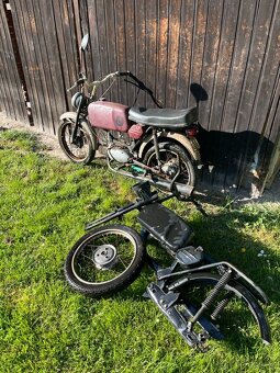 Jawa 50/23 Mustang bez TP + ND rám, nádrž, kolo, a další - 9