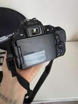 Nikon D5600 + 2 objektivy + příslušenství - 9