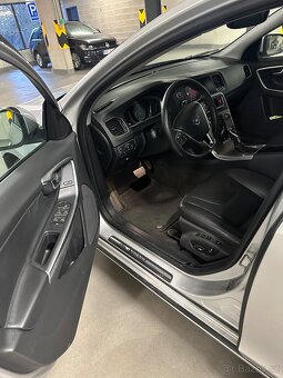 Volvo v 60 2.0d 2018 automat - 9