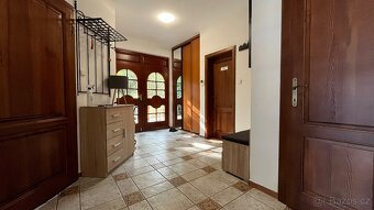 Prodej rodinného domu 280m2, vyhřívaný bazén, pozemek 1054m2 - 9