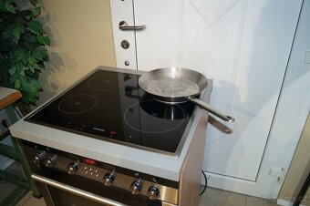 Nerezový vestavný sporák Siemens HE764560 , vyjížděcí dveře - 9