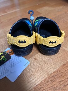 CROCS Batman CC Kids ve velikosti EUR 22/24 (C6/7) - svítící - 9