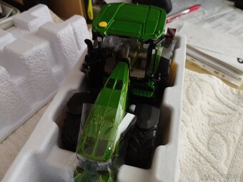 Wiking model zemědělského stroje John Deere 8R - 9