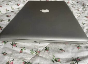 MacBook Pro 17" 2010 i7 / 16GB - 9