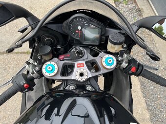 Aprilia RSV 1000R Factory - 9