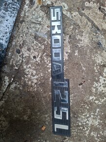 Skoda 130, 125 ; emblem 130 + lista pr.blatniku; emblem 125L - 9