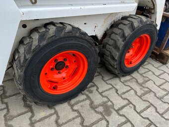 Smykový nakladač Bobcat 453, 2 lžíce 2 páry kol UNC - 9