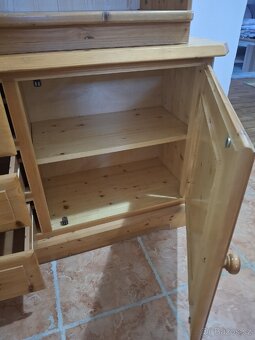 Masivní dvoudílná skříň- vitrína - 9