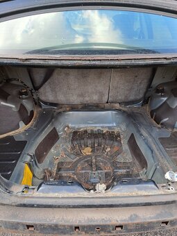 Prodám Volvo S40 r.v. 1999 LEVNĚ na náhradní díly - 9