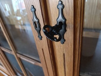 Rustikální kredenc, příborník s vitrínou, nábytek z masívu - 9