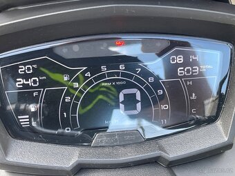 Aprilia SR-GT 125 jen 600 km - 9