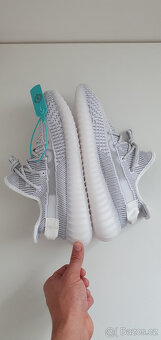 Úplně nové tenisky Yeezy Boost 350 V2 "Static" 43 - 9