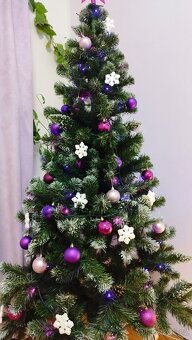 Umělý vánoční stromek s šiškami a sněhem, 220 cm. - 9