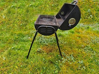 Venkovní gril na dřevěné uhlí. - 9