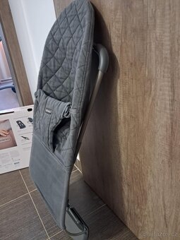 Lehátko BABYBJÖRN s hračkou šedá barva - 9