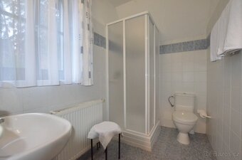 Prodej zavedeného rodinného penzionu + rozestavěná stavba - - 9