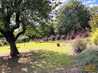 Stavební pozemek s okrasnou zahradou - 9