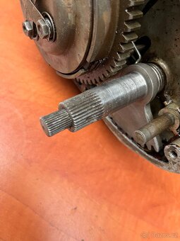 Manet 90 dvoupíst motor a sedlo - 9