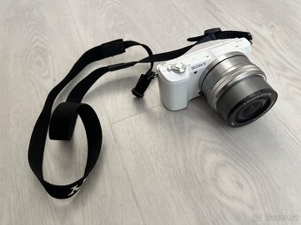 Sony Alpha A5100 (bílý) + 16–50mm objektiv – výborný stav, - 9