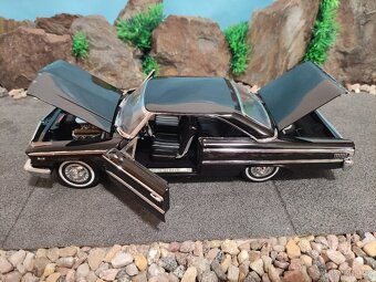 Prodám model 1:18 Ford galaxie 500 XL - 9