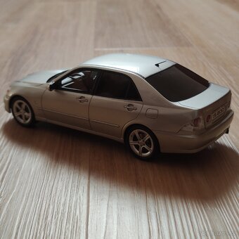 Limitovaný model Lexus IS200 v měřítku 1:18 - 9