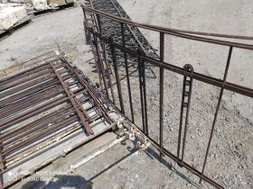 Staré železné zábradlí, plot, balkonové zábradlí - 9