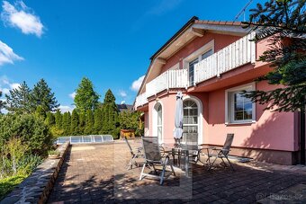 Prostorný rodinný dům 6+kk s bazénem a výhledem na zámecký p - 9