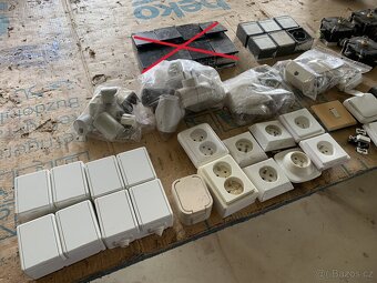 Staré elektro součásti - vypínače, zásuvky, krabičky, světla - 9