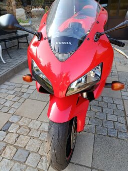 Honda CBR 1000 rr 2004 - 9