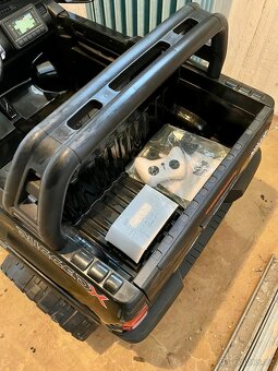 Elektrické autíčko Toyota Hilux 4x4 černé - 9