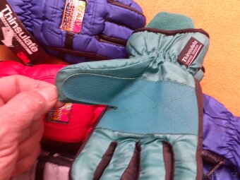Prodám dětské rukavice odpovídající vel. zhruba 6 - 8 let - 9