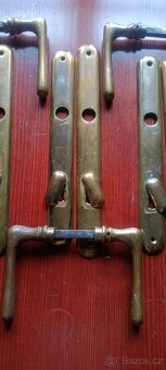 Mosazné kování , kliky na dveře. 5x - 9