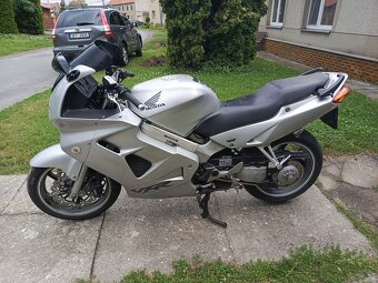 Honda VFR 800 Fi - 9