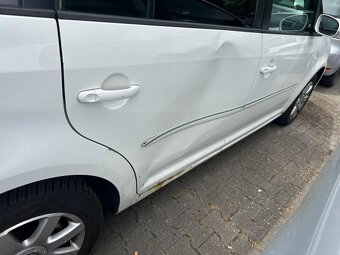 VW TOURAN 2,0 TDi RV 2009 = 7. SEDADEL ZA 59000 KČ - 9
