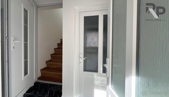 Pronájem jedinečného bytu ateliérového typu v podkroví rodin - 9