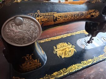 Starožitný šlapací šicí stroj Singer - 9